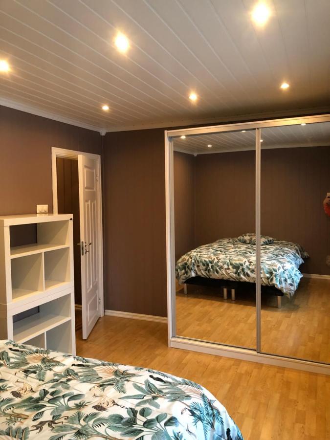 Ferienwohnung Den Gule Huset Lyngdal Exterior foto