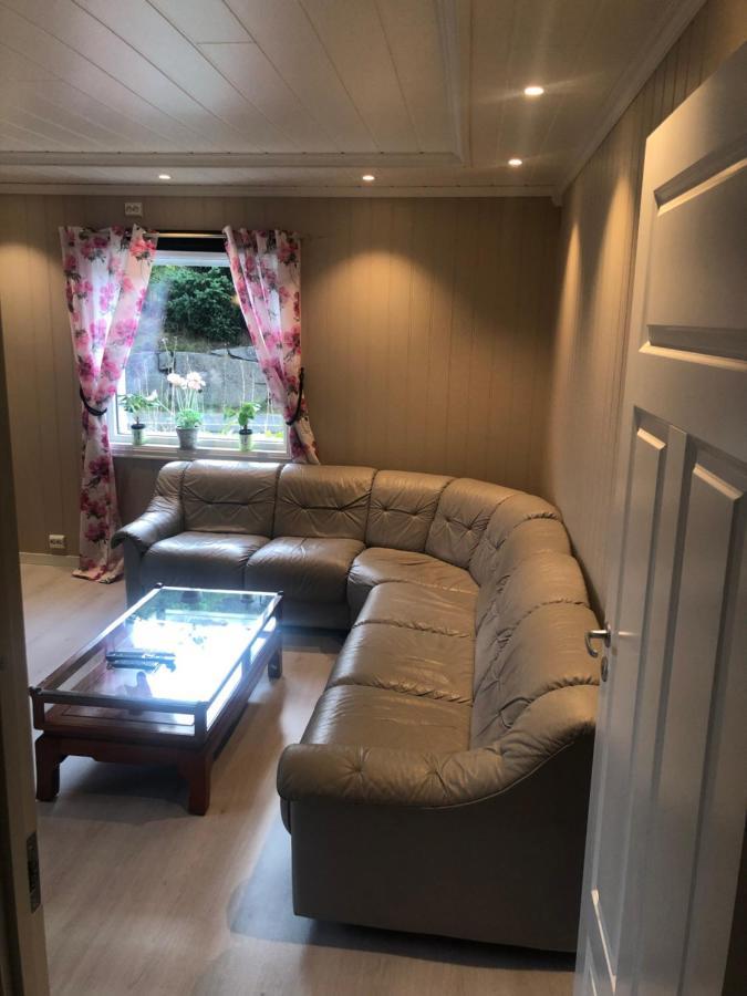 Ferienwohnung Den Gule Huset Lyngdal Exterior foto
